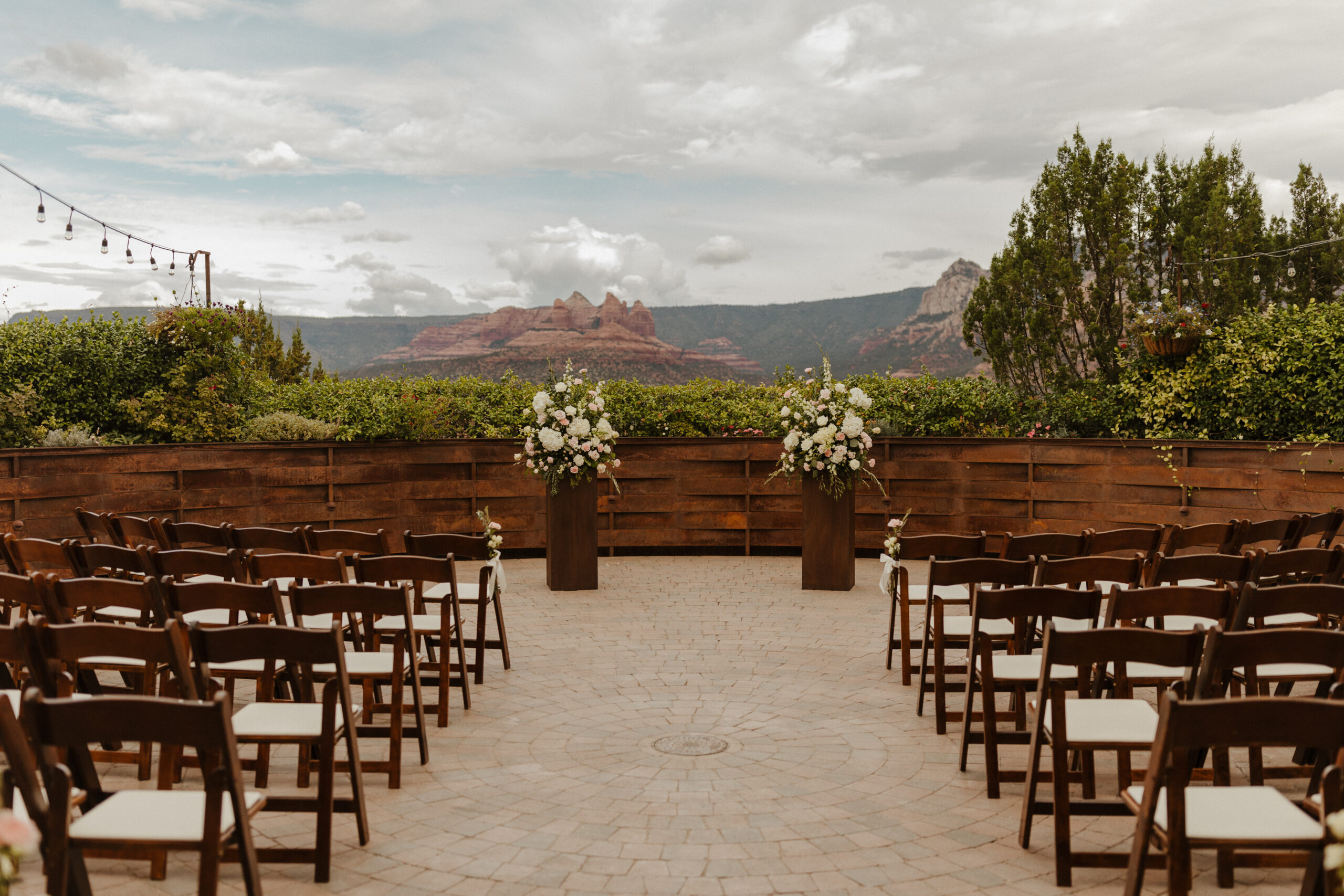 agave venue altar and aisle with Sedona mountains in background