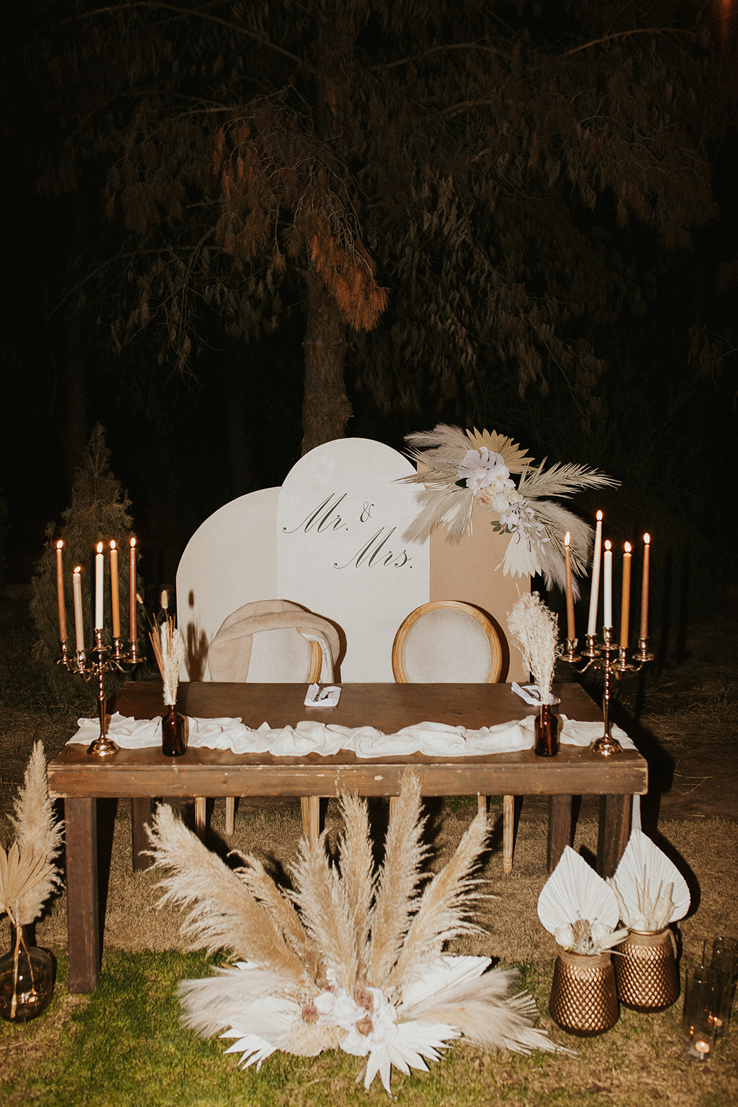 boho head table at one of Arizona's forest wedding venues 