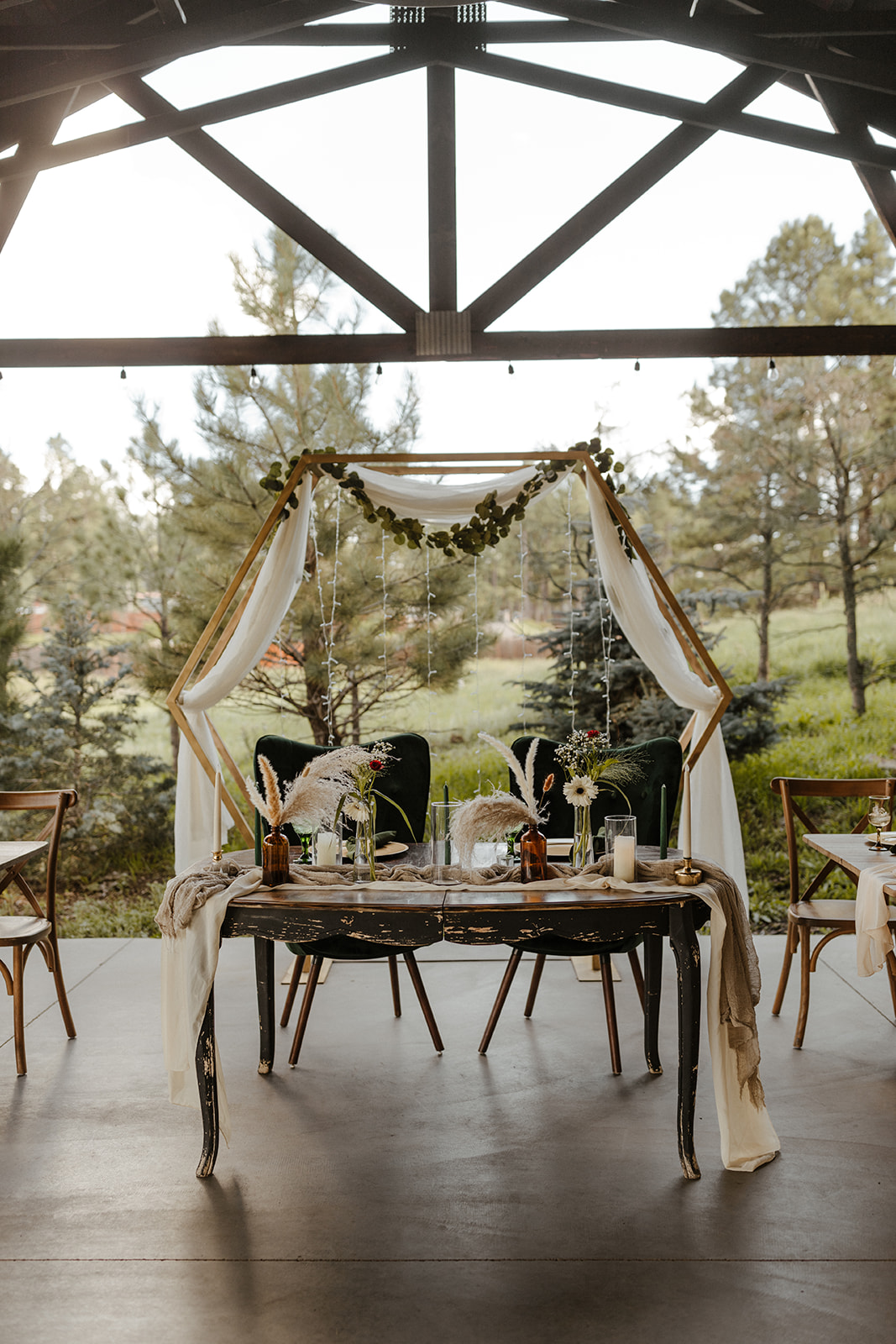 beautiful reception table at one of Arizona's forest wedding venues