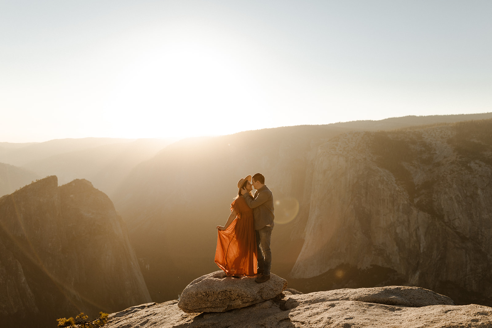 couple kissing on top of Taft Pint in Yosemite park