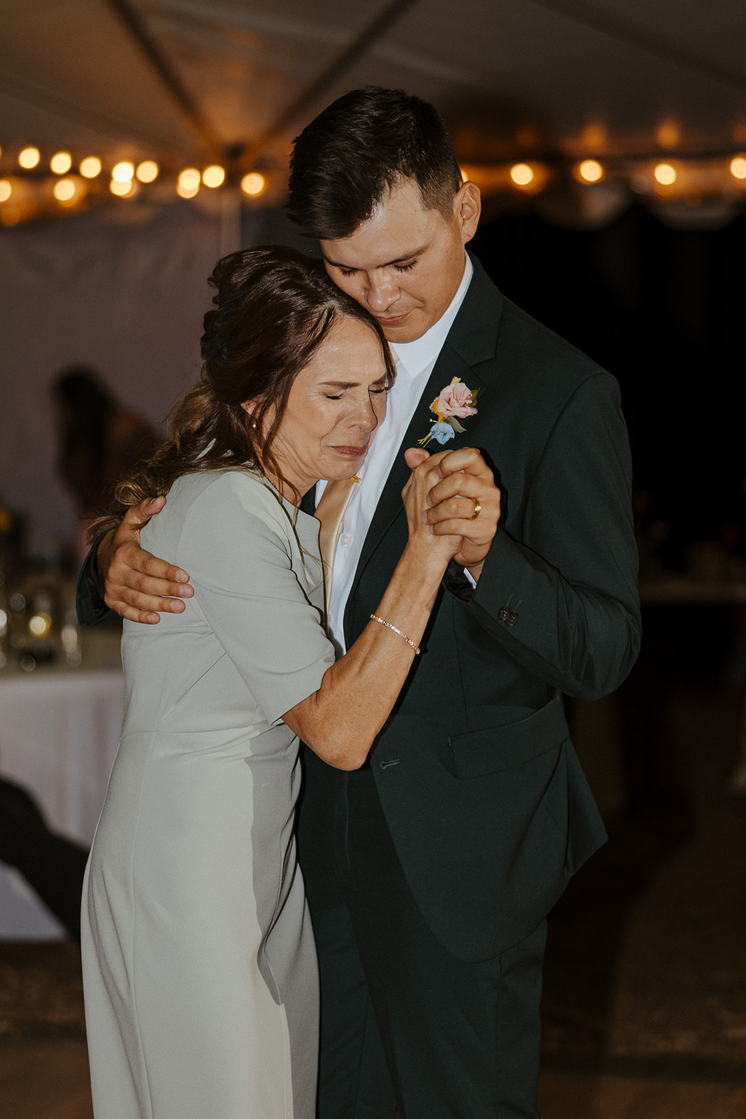 groom and mother first dance 