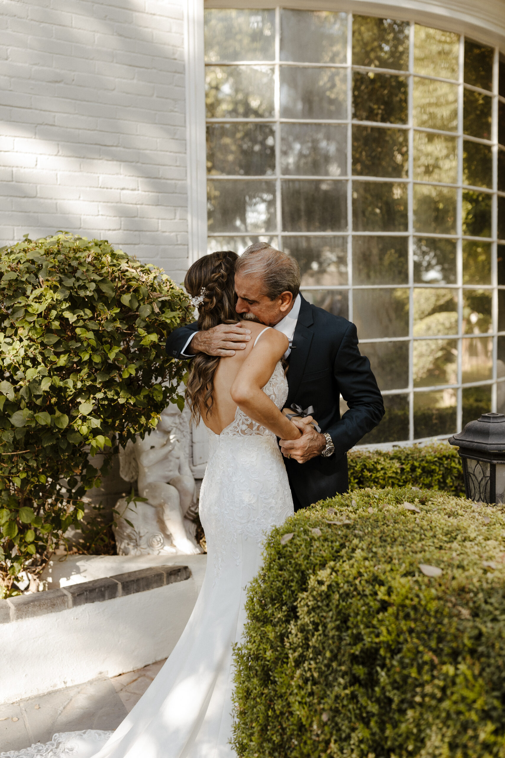 bride's first look with her dad at wright house wedding in arizona 