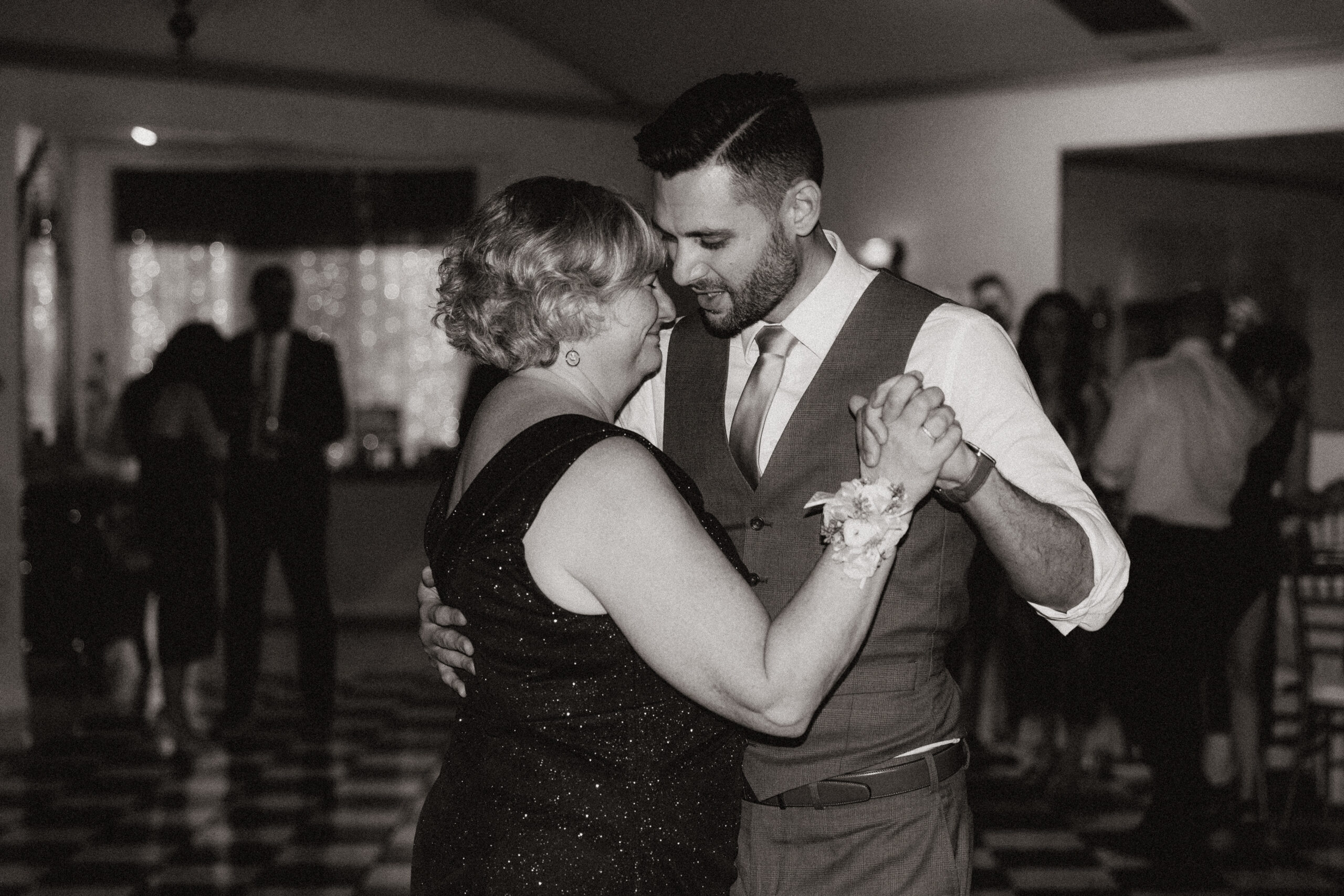 groom and mother dance 