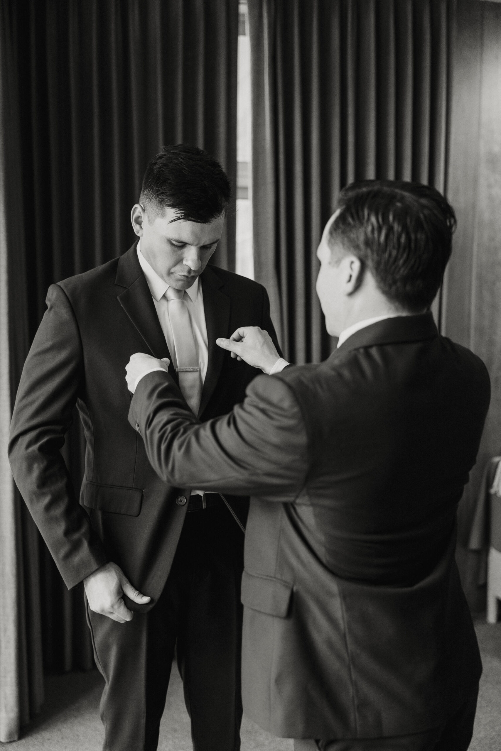 groom gettin help with his tie 