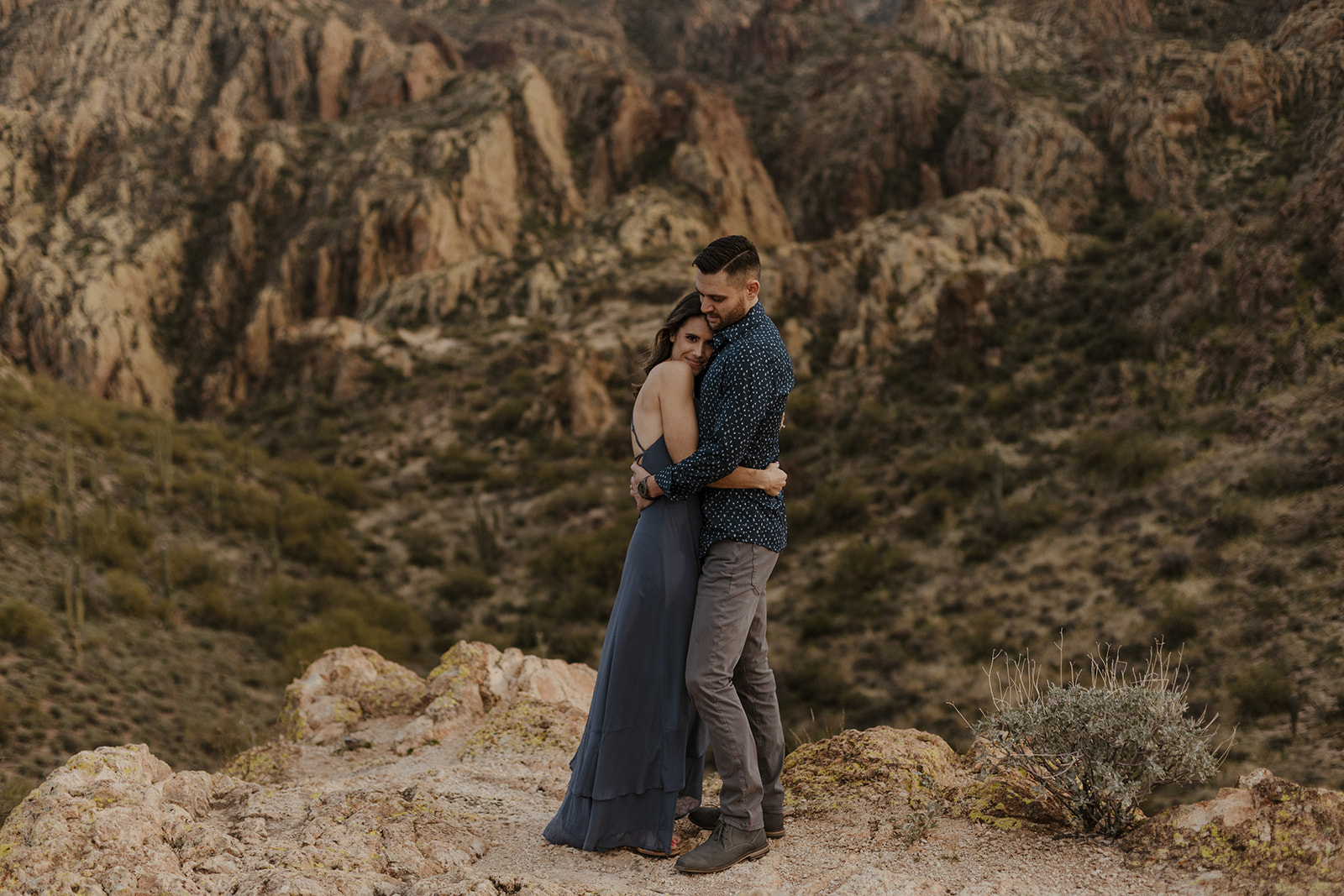 couple hugging in the mountains at canyon lake