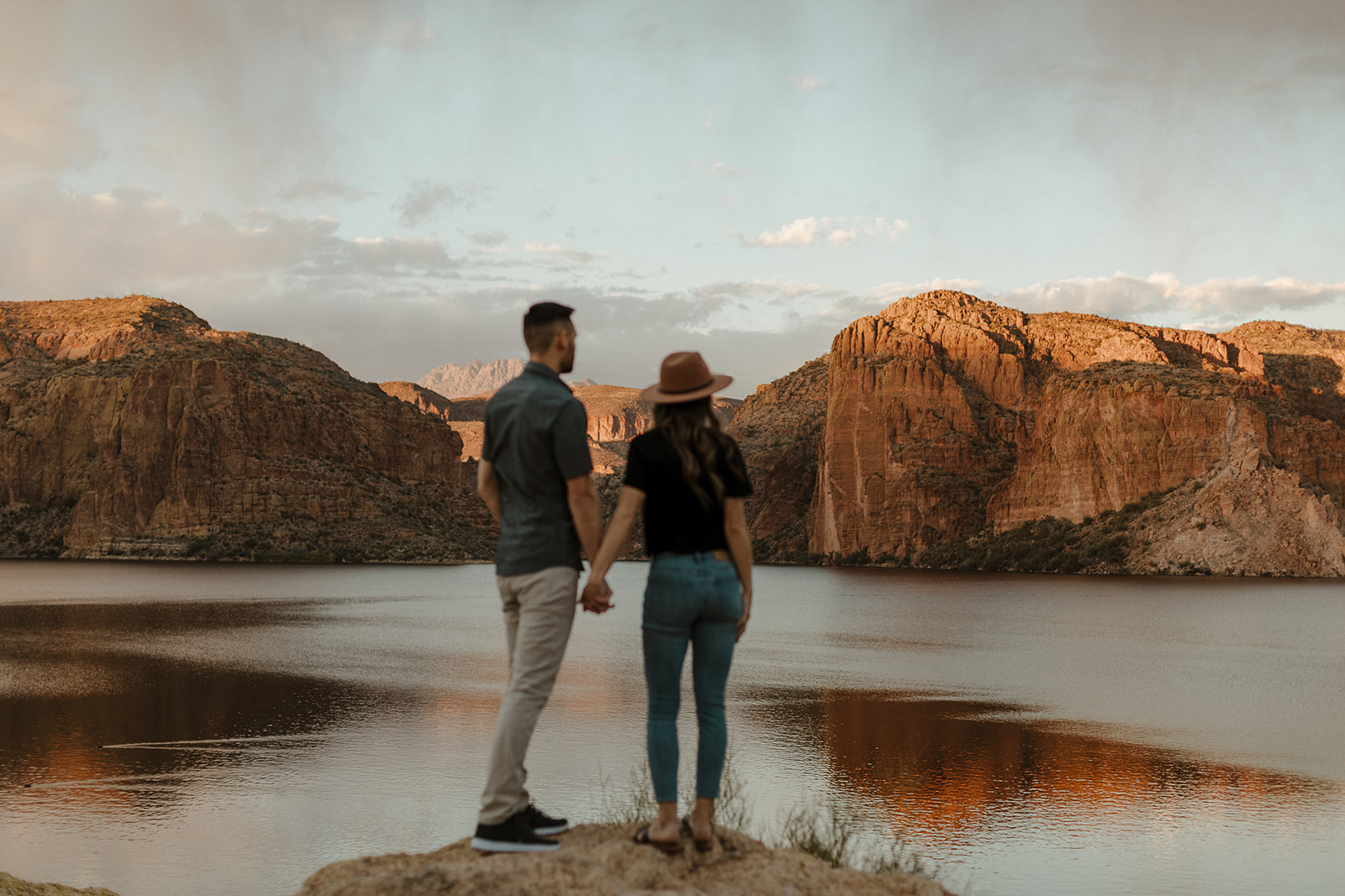 beautiful canyon lake in focus and the couple blurred out 
