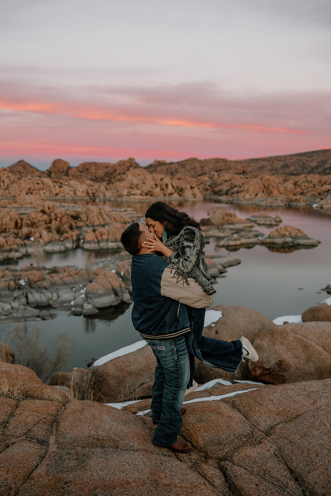 Stunning couple shares a kiss with a gorgeous Arizona lake in the background 