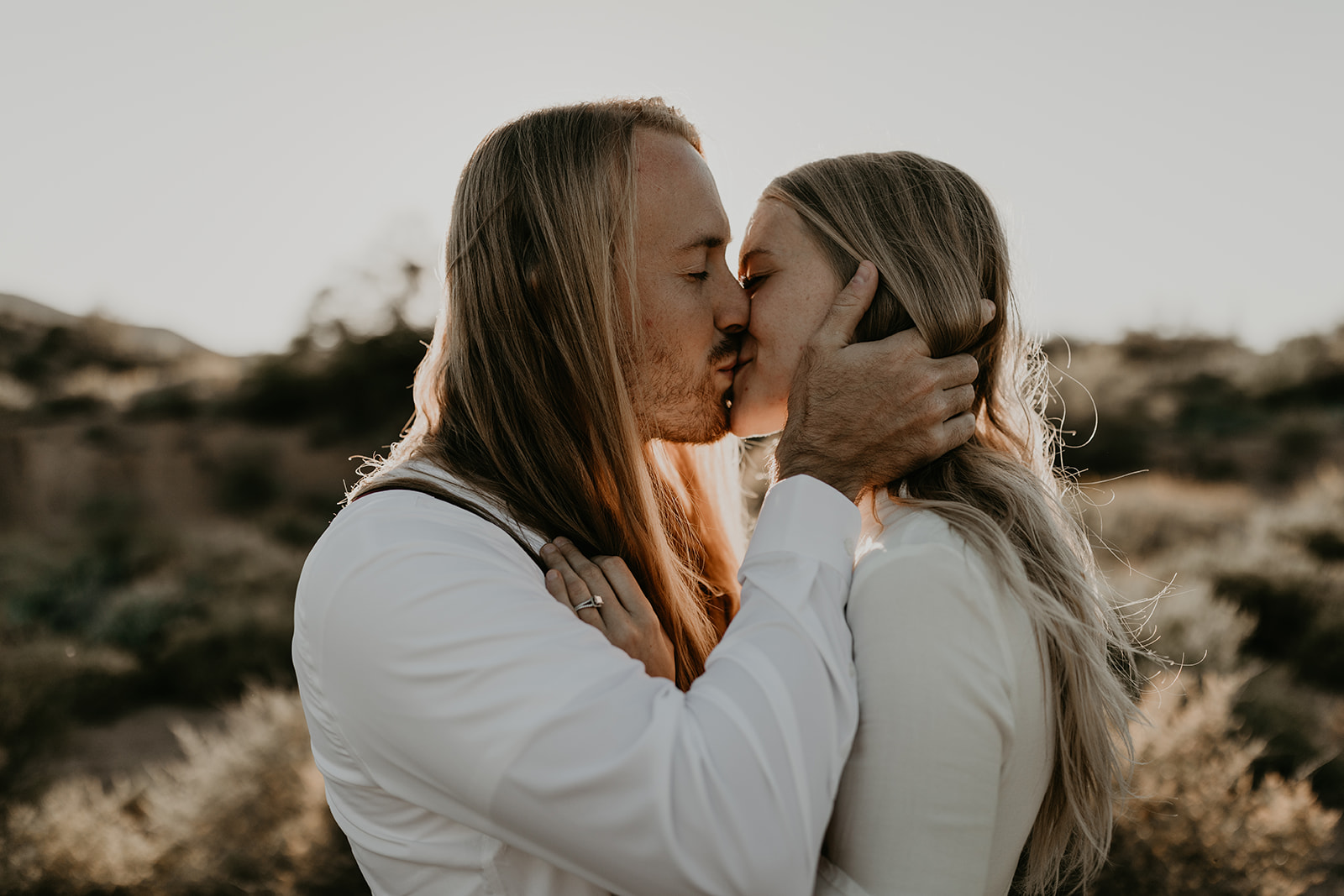 beautiful couple share a kiss in the Arizona desert