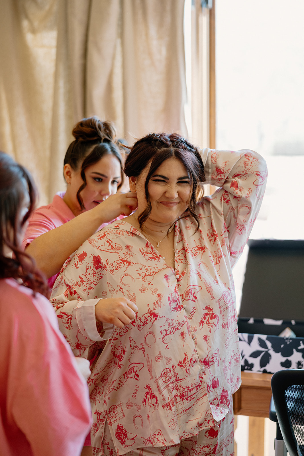 bride adds final touches to her wedding details on her dreamy Arizona wedding day