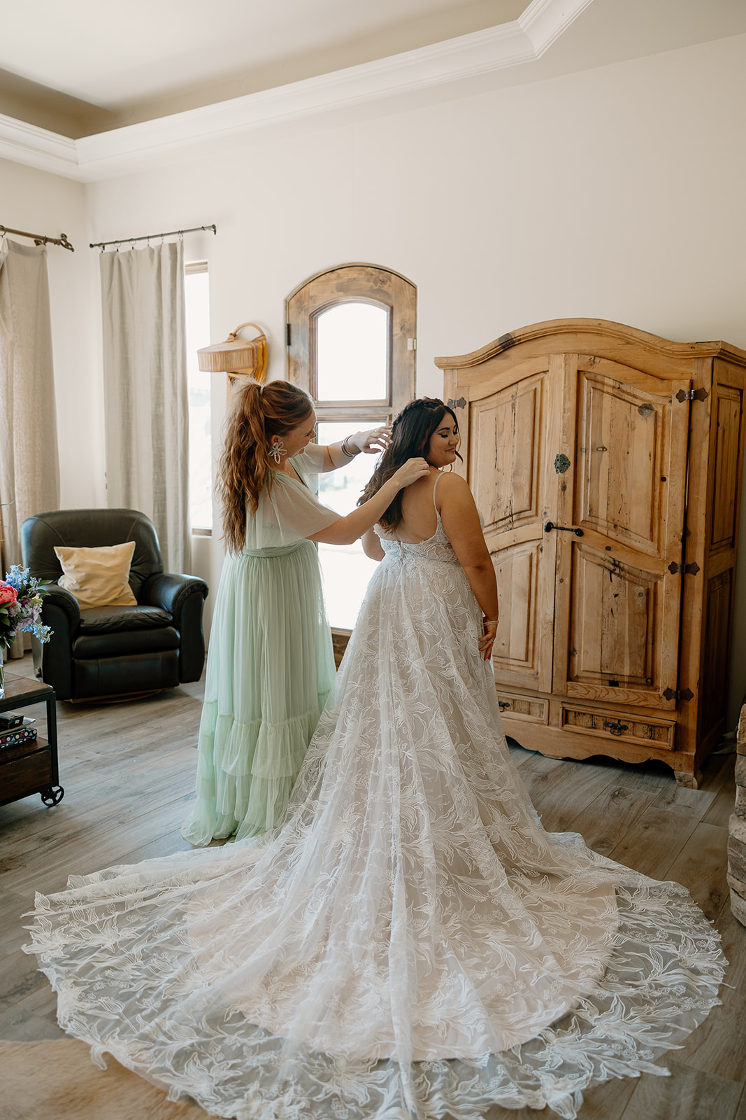 bride adds final touches to her wedding details on her dreamy Arizona wedding day