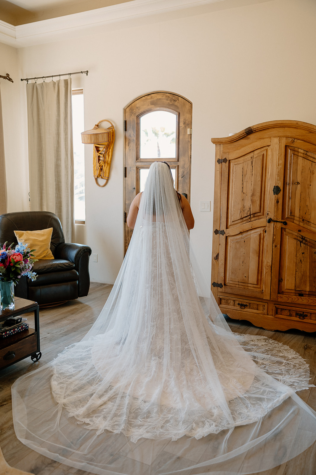 bride adds final touches to her wedding details on her dreamy Arizona wedding day