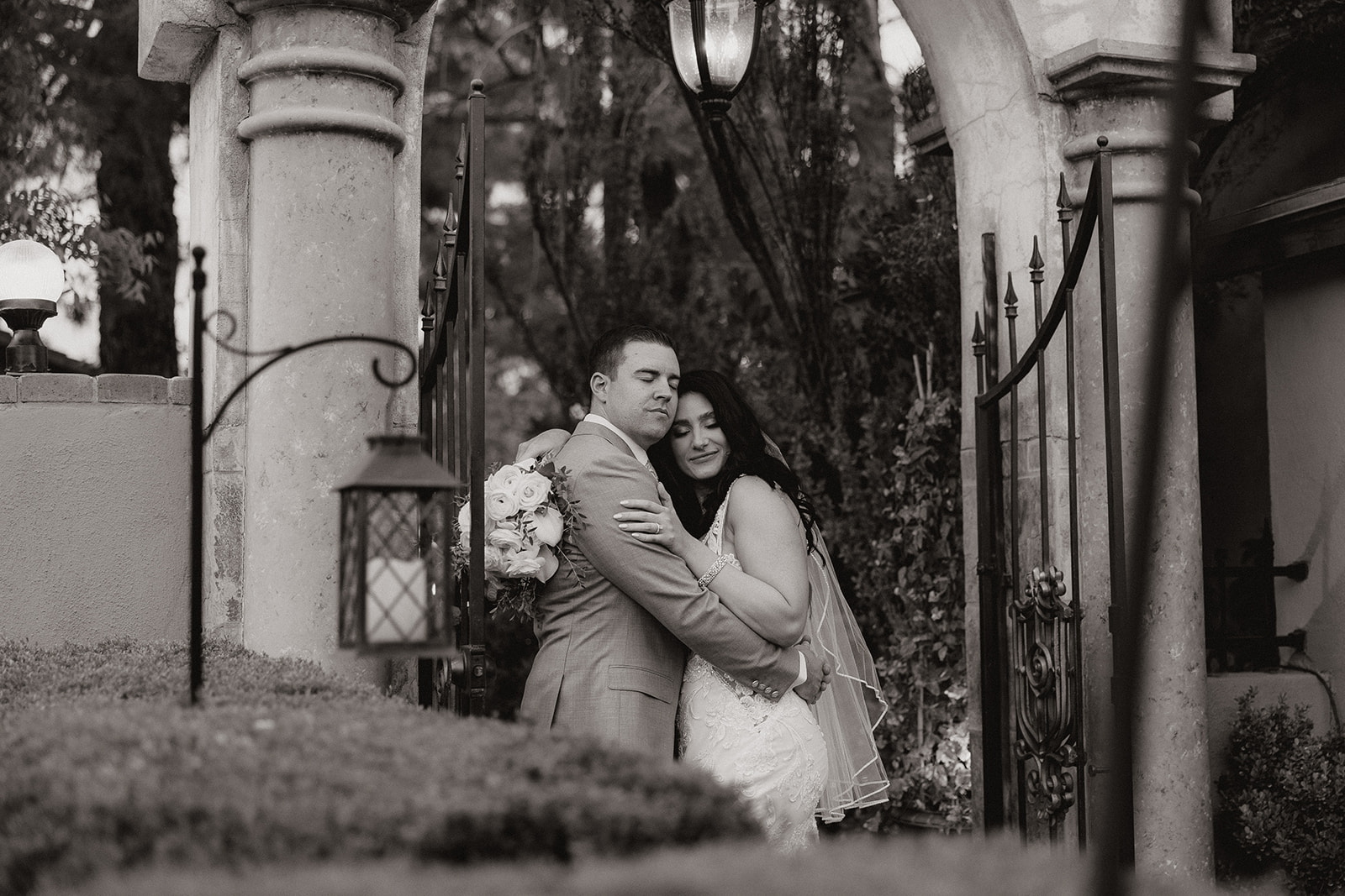 stunning documentary style photography from a stunning Arizona garden wedding!