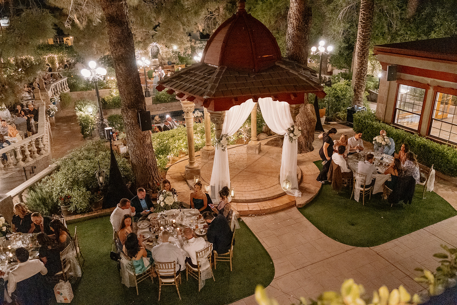 stunning documentary style photography from a stunning Arizona garden wedding!