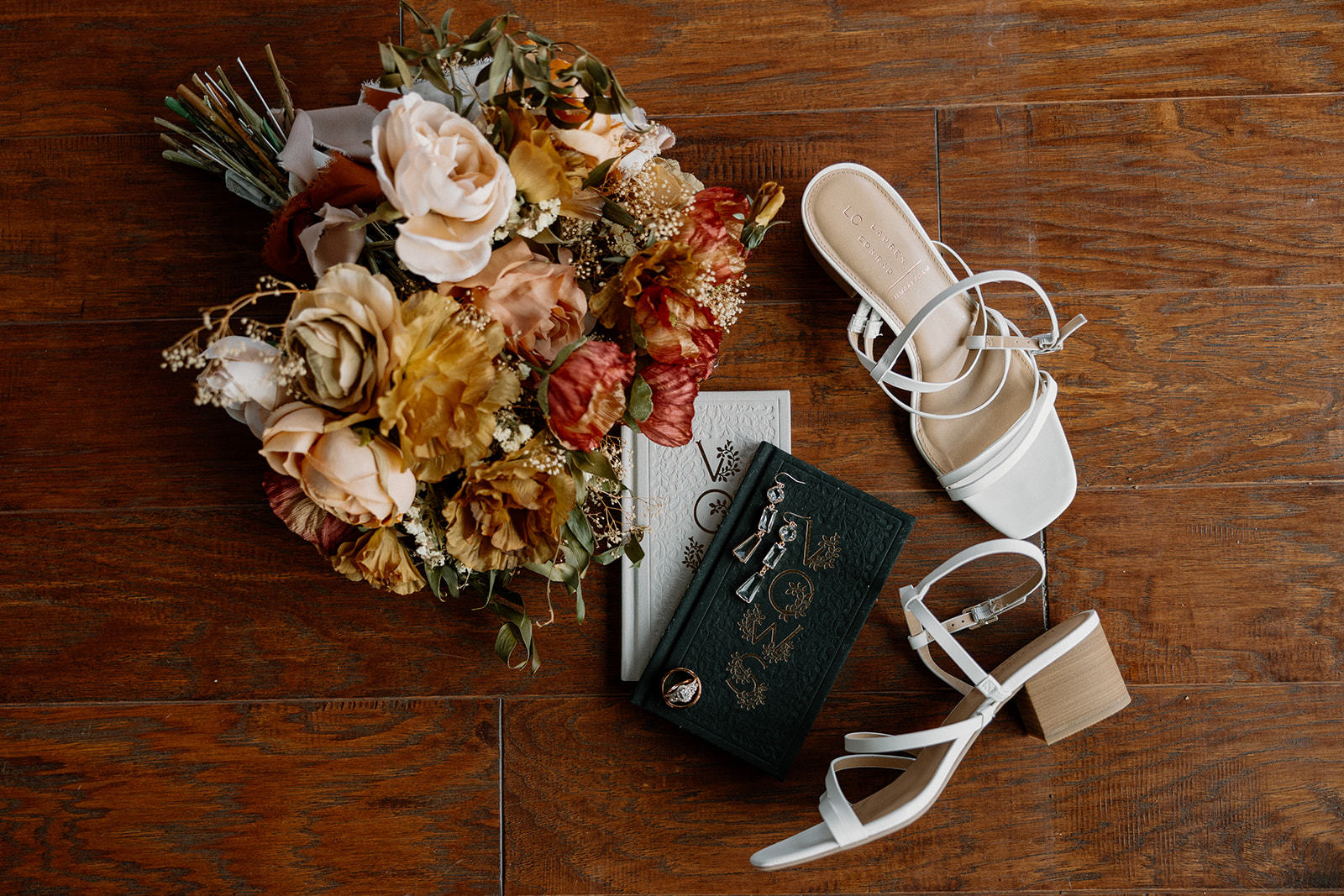 beautiful wedding details from a timeless Arizona wedding day