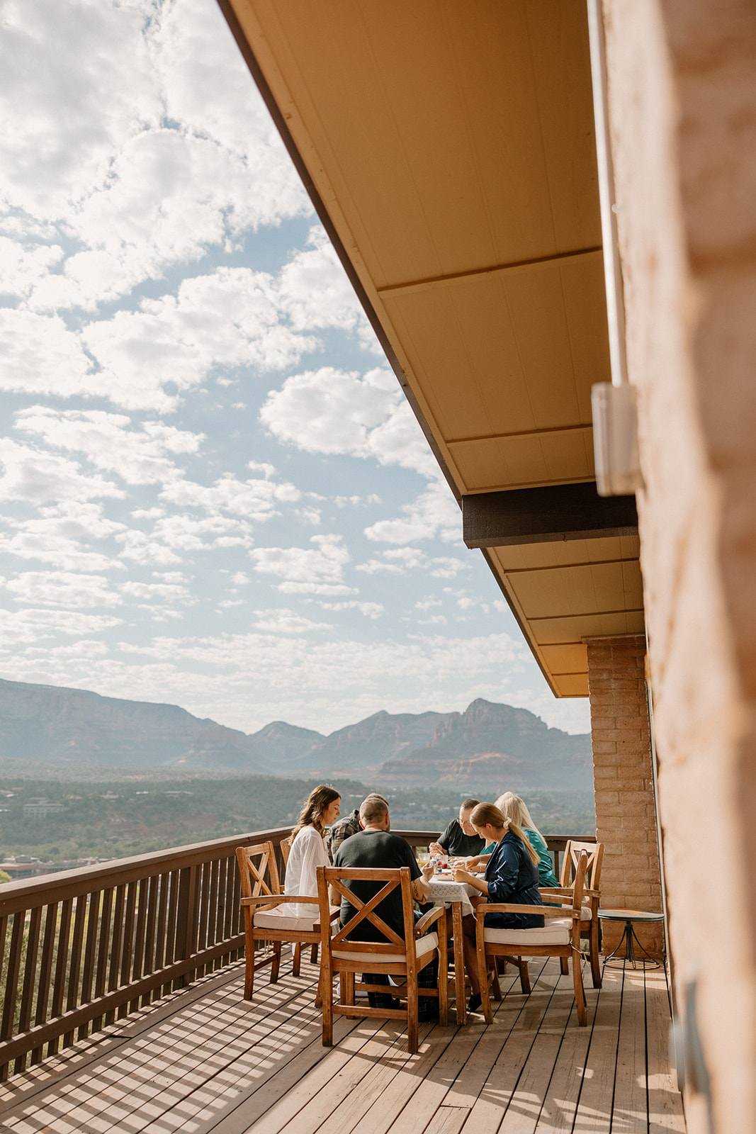 wedding party eats breakfast before the stunning Arizona wedding day, a great thing to include in your wedding day timeline!