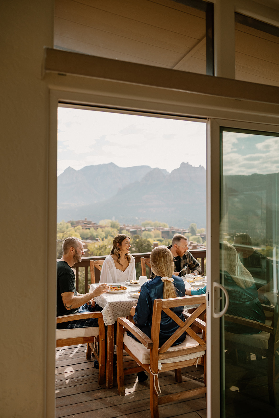 wedding party eats breakfast before the stunning Arizona wedding day, a great thing to include in your wedding day timeline!