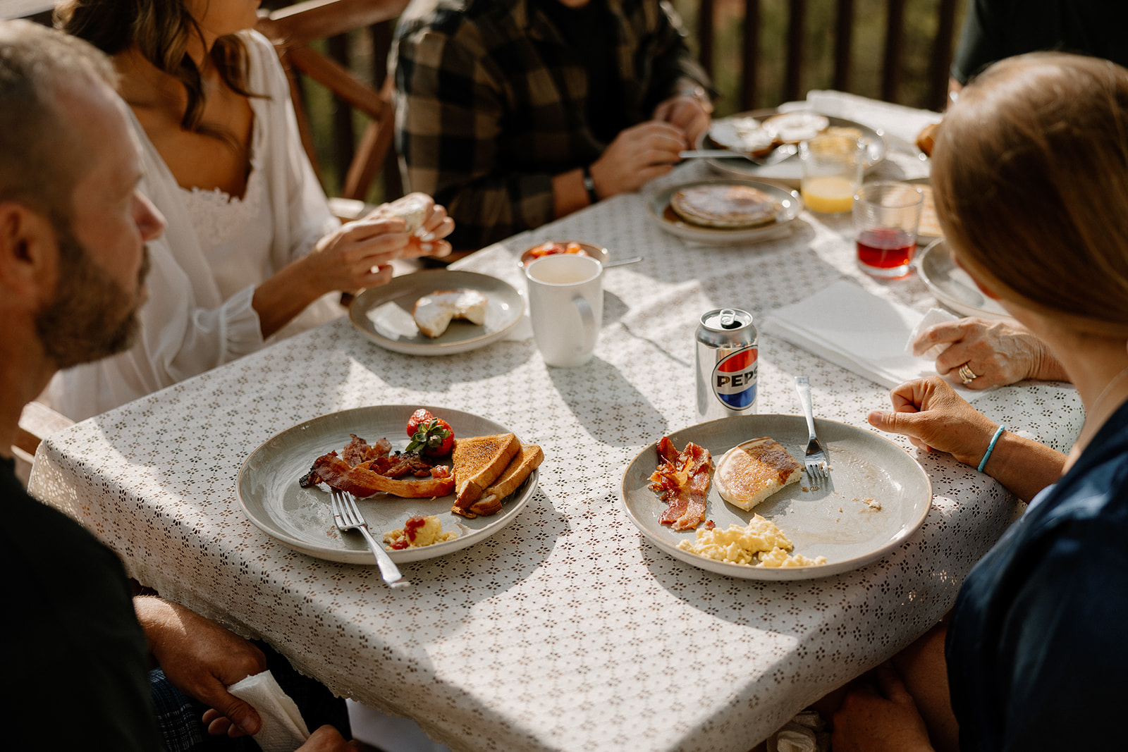 wedding party eats breakfast before the stunning Arizona wedding day, a great thing to include in your wedding day timeline!