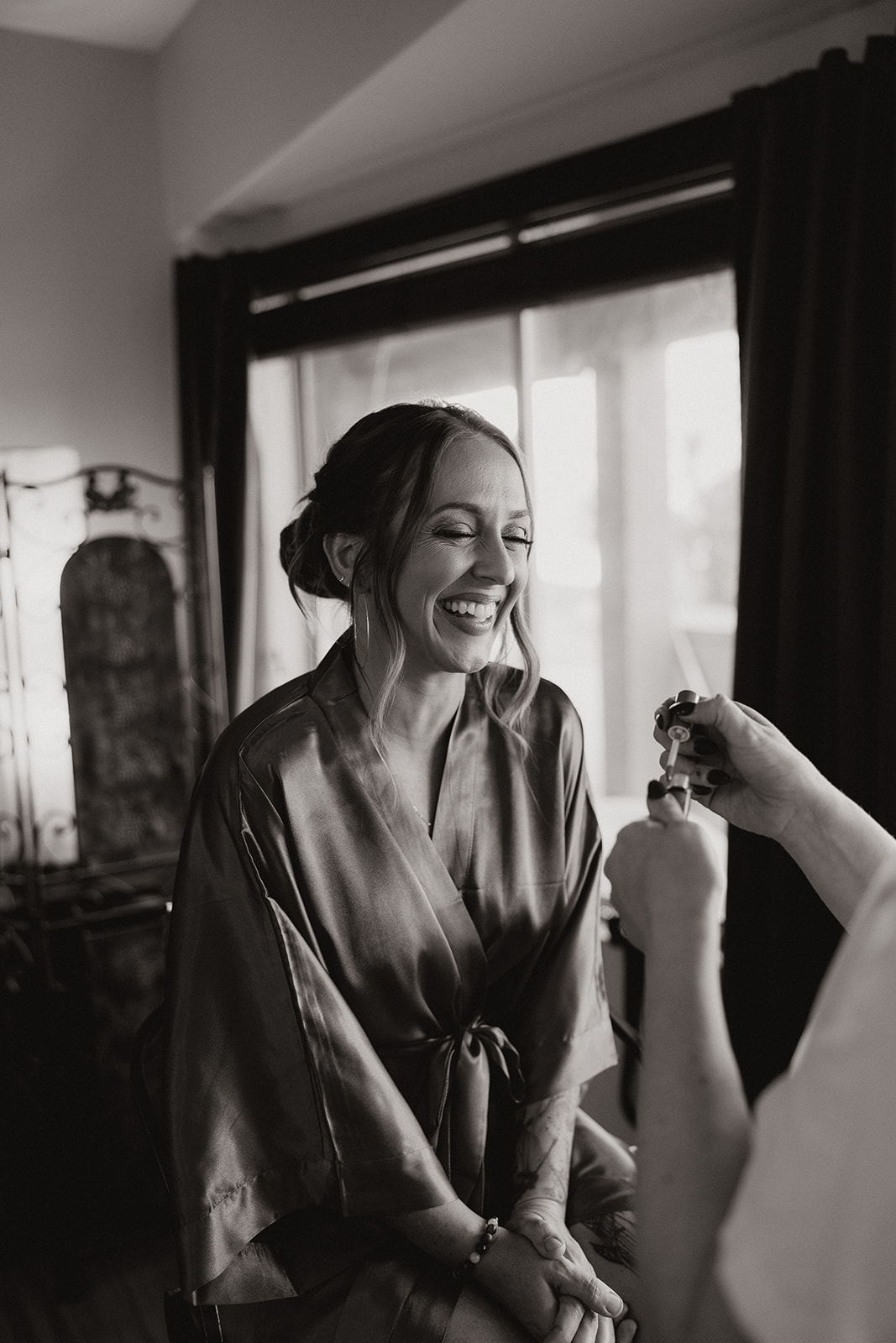 bride prepares for her stunning Arizona wedding day