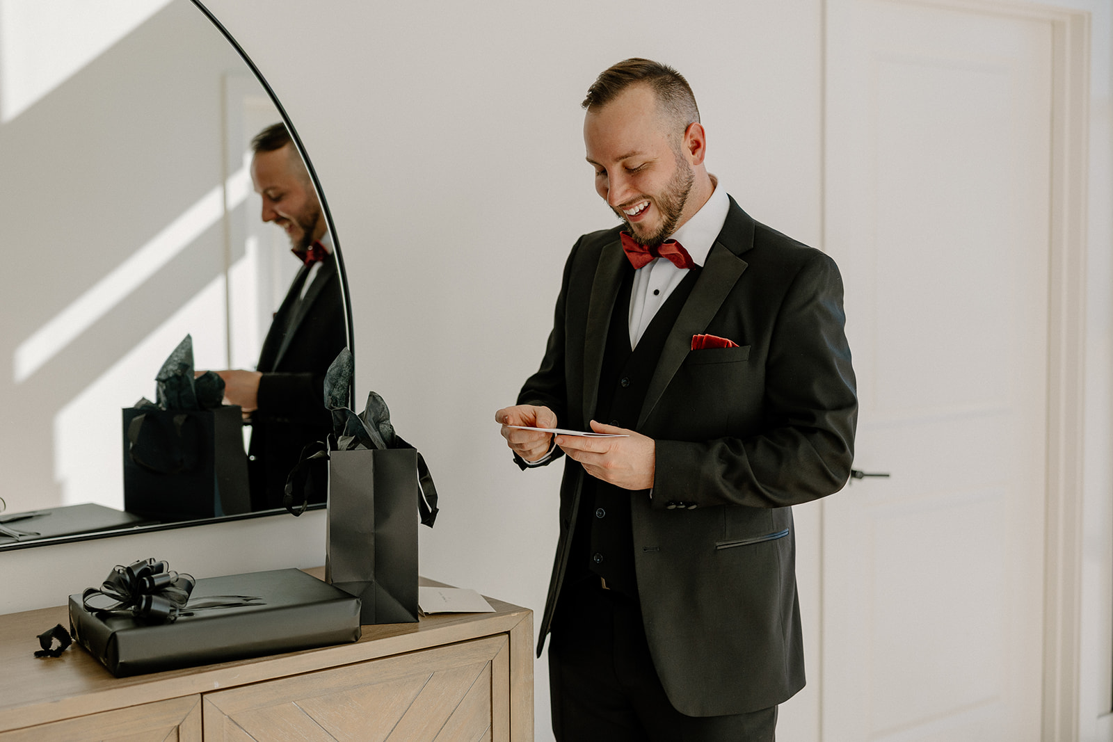 groom preps for his stunning Arizona wedding day at desert view's chapel