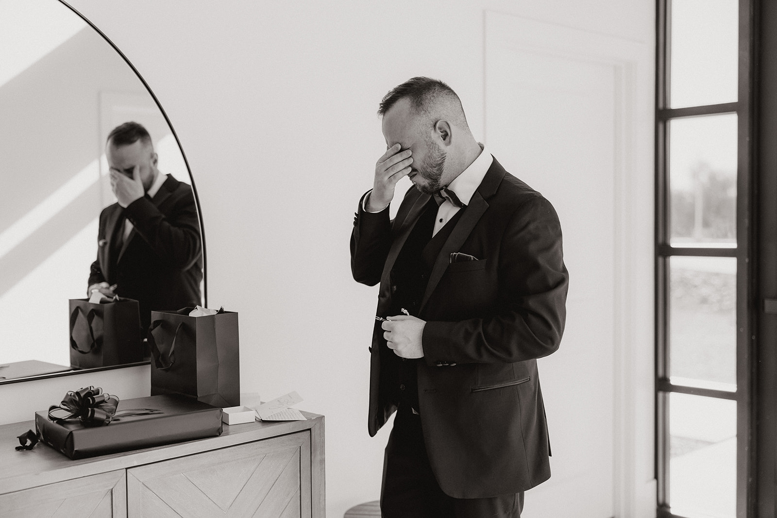 groom preps for his stunning Arizona wedding day at desert view's chapel