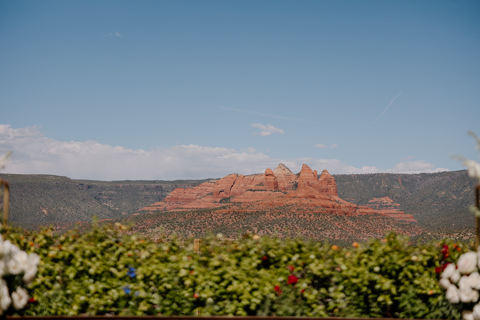 Outdoor summer wedding ceremony at Sedona Golf Resort with red rocks