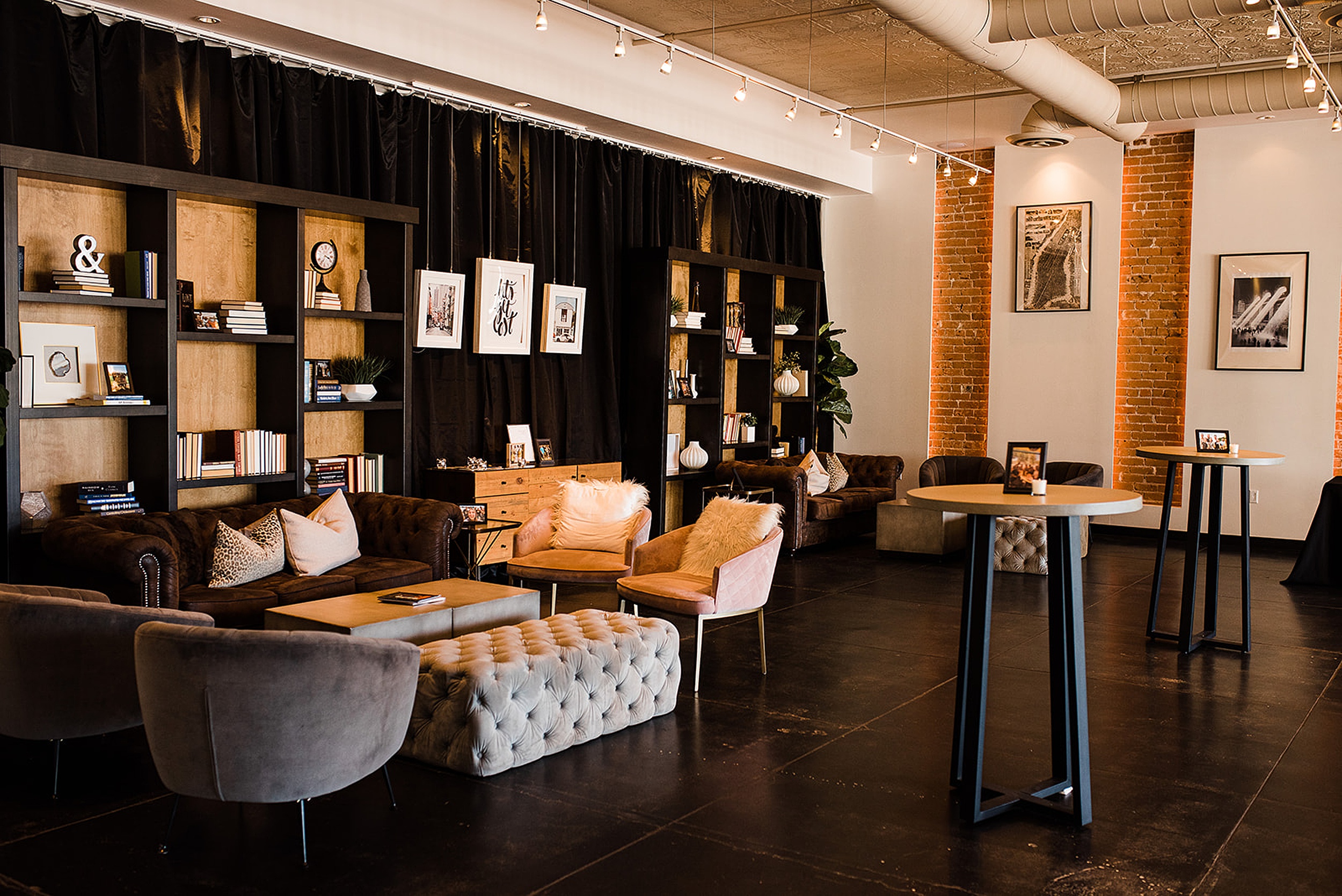 Cozy lounge setup inside SoHo63’s Brix on Boston, featuring modern furniture, exposed brick, and built-in bookshelves.
📸 Photo by Michelle Hoffman Photography